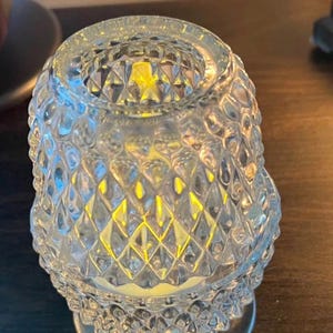 La lámpara de hadas de vidrio transparente vintage tiene un patrón clásico de punta de diamante