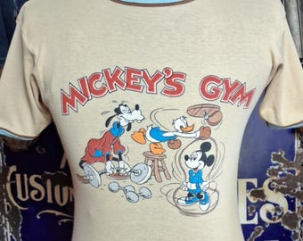 Camiseta vintage de algodón elástico acanalado con diseño gráfico de Mickey Gym Goofy Donald de Disney, década de 1970. Pecho: 34-38.