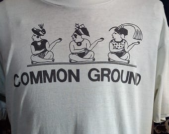 Camiseta vintage de los años 80 con diseño de Common Ground, unidad, paz, hippie, meditación, suave, fina, de una sola puntada, azul descolorida, espiritual, talla 44 L