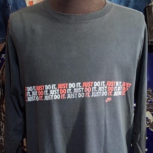 Camiseta deportiva vintage Nike gris Tag negra descolorida de manga larga con cuello redondo y efecto desgastado, talla 42 L imagen 1