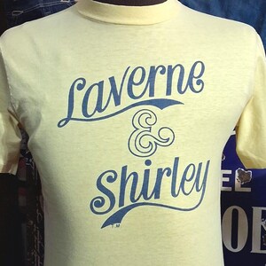 Camiseta promocional de la serie de televisión vintage de los años 70 Laverne and Shirley, suave, 100% algodón, costura simple, cuello redondo, talla 36 S