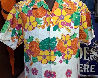 Camicia hawaiana vintage anni '60 Pop art dai colori vivaci tropicali in tessuto di corteccia Aloha floreale tiki con bottoni, estiva, taglia 46 XL