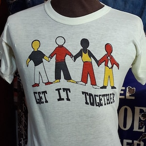 Camiseta vintage de los años 70 con el mensaje "Get It Together" en algodón suave, con costura sencilla y la frase "One Love People Peace Unity".