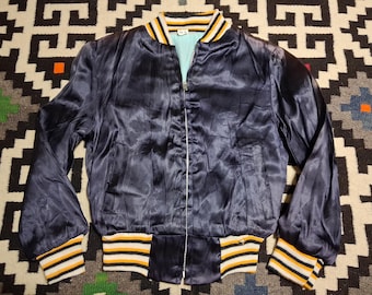 Jaqueta bomber infantil vintage NOS dos anos 1950, forrada com flanela acetinada e zíper frontal completo, tamanho 14 x 19.