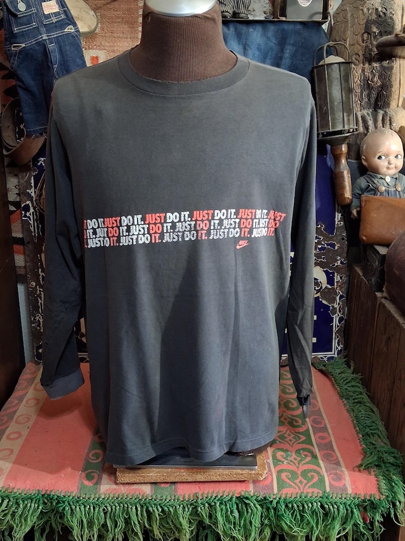 Camiseta deportiva vintage Nike gris Tag negra descolorida de manga larga con cuello redondo y efecto desgastado, talla 42 L imagen 1