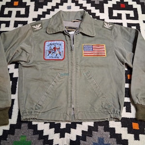 Puede incluir: Un juego de tres tazas de cerámica con acabado mate moteado. Las tazas son de color crema, gris claro y gris oscuro. Cada taza tiene un diseño simple y minimalista.