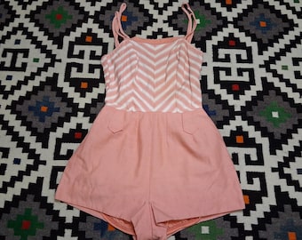 Mono corto estilo camisola de seersucker rosa a rayas, fabricado en Estados Unidos, estilo vintage de los años 50 y 60. Traje de baño, body, ropa de baño estilo rockabilly. Talla 26 de pecho.