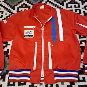 Vintage 1970-tals Denton Texas Flyers Pilots Cessna Jetplan Märken Racing Randig Nylonjacka med Dragkedja 42 L