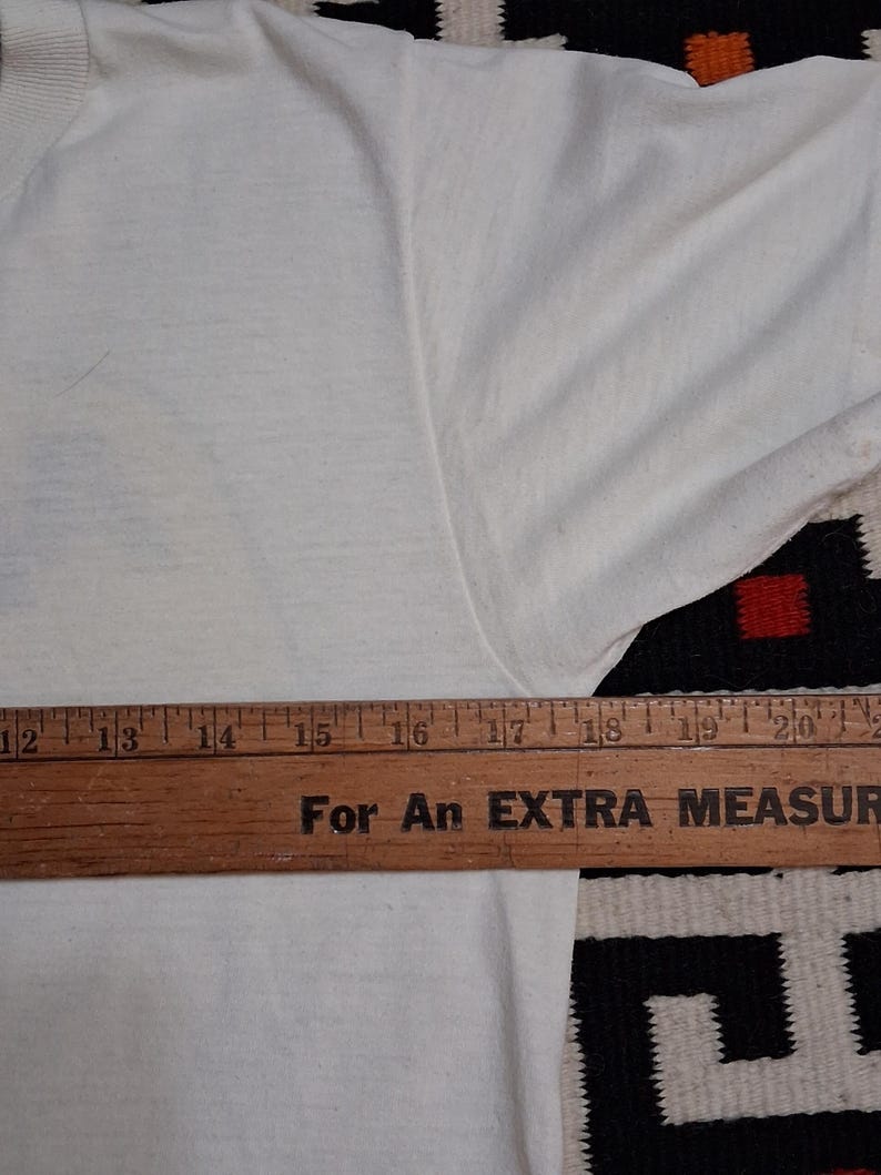 K&ouml;nnte beinhalten: Handgefertigtes Holzschild mit dem handgeschriebenen Wort "Welcome". Das Schild ist wei&szlig; lackiert mit einem Used-Look und einem dekorativen Blumendesign. Zum Aufh&auml;ngen an Wand oder T&uuml;r.