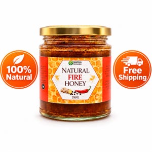 Könnte beinhalten: Ein Glasgefäß mit Restora Remedies Natural Fire Honey und einem goldenen Deckel. Das Etikett zeigt ein Wabenmuster, den Text Natural Fire Honey, eine Ingwerwurzel, eine rote Chilischote, schwarze Pfefferkörner und ein Gewicht von 280g.
