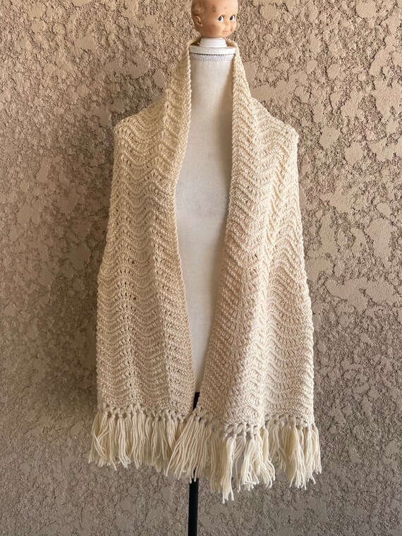 Vintage 1970s Hand knit Beige Shawl, Large Hand K… - image 3