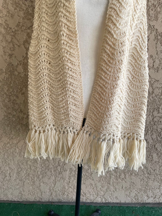 Vintage 1970s Hand knit Beige Shawl, Large Hand K… - image 7
