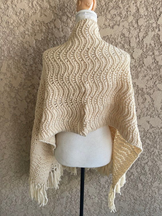 Vintage 1970s Hand knit Beige Shawl, Large Hand K… - image 8