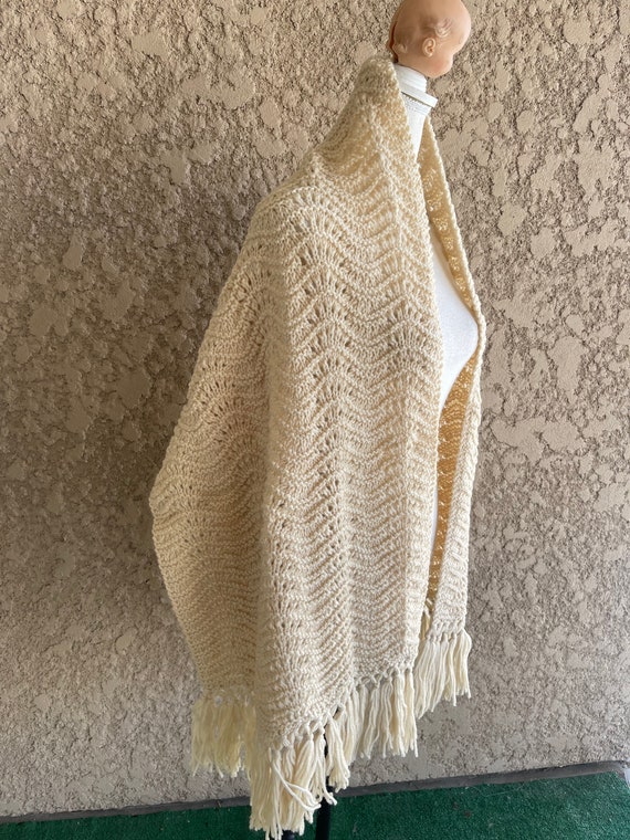 Vintage 1970s Hand knit Beige Shawl, Large Hand K… - image 6