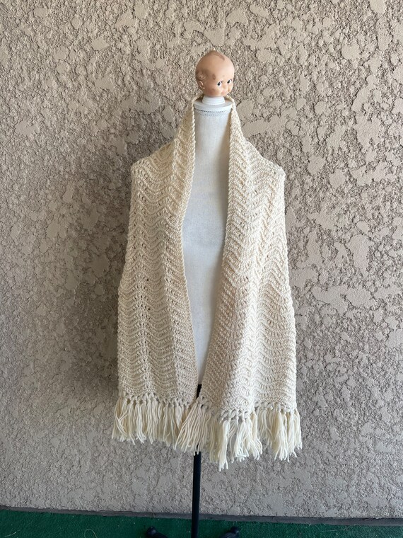 Vintage 1970s Hand knit Beige Shawl, Large Hand K… - image 2