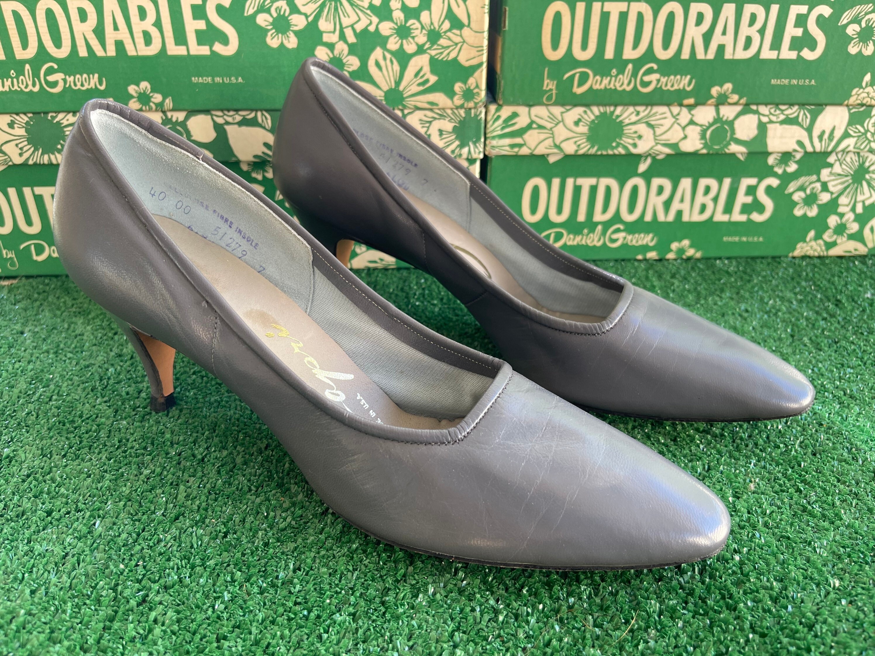 Gray low top heel dress shoes