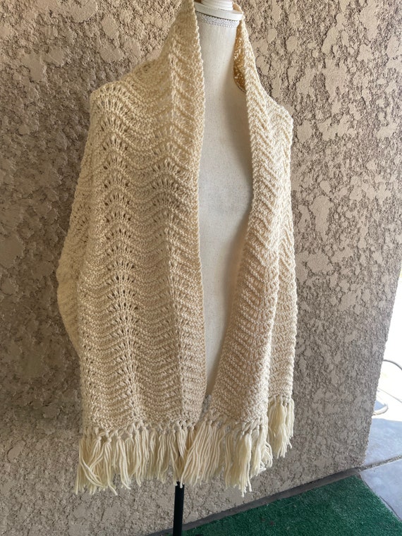 Vintage 1970s Hand knit Beige Shawl, Large Hand K… - image 4