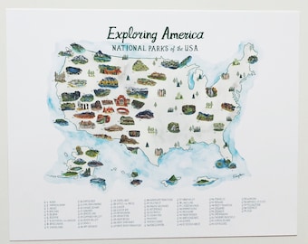 Peut inclure: Impression d'art de carte à l'aquarelle intitulée "Exploring America: National Parks of the USA". La carte présente des illustrations de divers parcs nationaux à travers les États-Unis, chacun étant numéroté. La carte est sur un fond de lavis d'aquarelle bleu clair.
