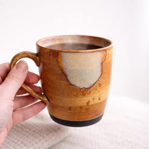Taza de café de cerámica estilo estudio con esmalte de goteo en tonos tierra / Taza rústica vintage de cerámica marrón / Taza de gres estilo artesanal / Decoración de cocina estilo granja
