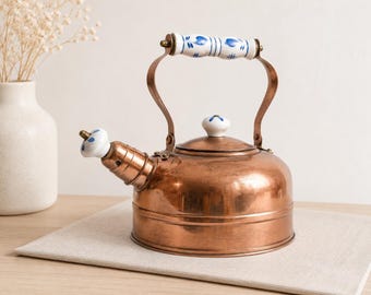 Tetera de cobre vintage con silbato / Tetera coreana de cobre con asa de cerámica azul y blanca / Decoración de cocina rústica estilo granja