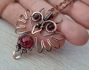 Wire wrap Owl Pendant with Crackle Agate and Garnet beads, Symbol of wisdom, copper jewelry for men and women, bird necklace