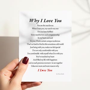 Op de afbeelding: Een witte kaart met de tekst "Why I Love You" in zwarte letters. Het gedicht is geschreven in een klassiek schreeflettertype, met de woorden "I Love You" in het rood. De kaart wordt vastgehouden door een hand met donkerrode nagellak.