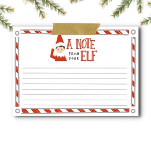Pode incluir: Um bloco de notas branco com bordas listradas em vermelho e branco e o texto "A Note From Your Elf". O bloco de notas apresenta uma ilustração de um elfo e é colado em um fundo branco com galhos de pinheiro.