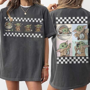 Peut inclure: T-shirt gris fonc&eacute; avec un motif d'un personnage extraterrestre vert dans diff&eacute;rentes poses, encadr&eacute; par un motif &agrave; carreaux. Le dos du t-shirt montre &eacute;galement le personnage dans diverses sc&egrave;nes. Le mot "Cool" est imprim&eacute; sur le devant.