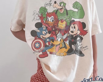 Retro Micky und Freunde Signaturen Marvel Comfort Farben Shirt, Disney Marvel Avengers, Disney Mavel 2026 Reise