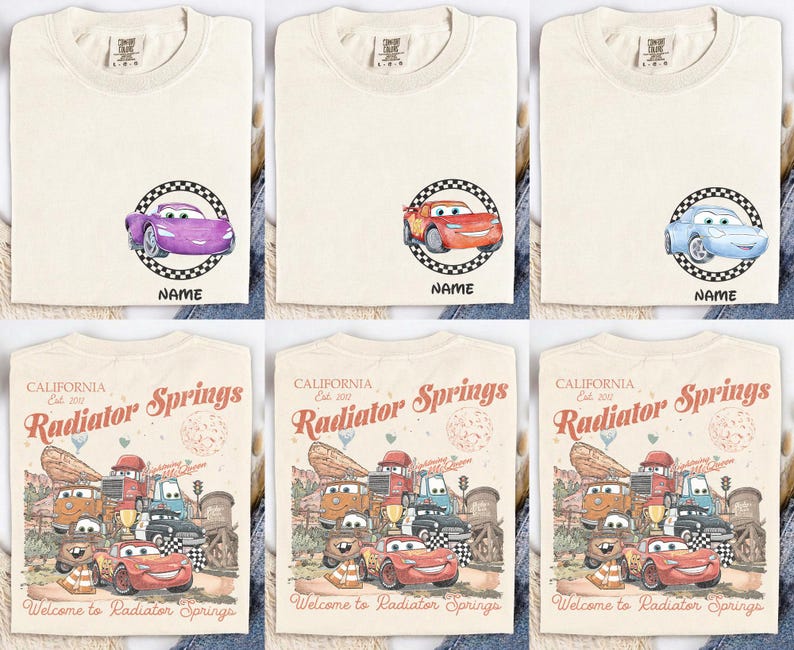 Puede incluir: Camisetas de color crema con gr&aacute;ficos de coches de dibujos animados dentro de un c&iacute;rculo a cuadros, con la palabra "NAME" debajo. Las camisetas inferiores muestran un gr&aacute;fico de estilo vintage de "Radiator Springs" con varios personajes de coches.