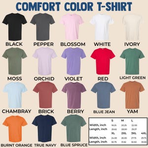 Pu&ograve; includere: Esposizione di magliette Comfort Color in vari colori, tra cui nero, pepe, fiore, bianco e avorio. Ulteriori colori sono muschio, orchidea, viola, rosso, verde chiaro, chambray, mattone, bacca, blu jeans, igname, arancione bruciato, blu navy e abete blu. Tabella delle taglie inclusa.