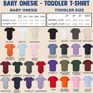 Pu&ograve; includere: Una tabella delle taglie per body da bambino e t-shirt per bambini piccoli, che mostra le misure in pollici. La tabella presenta una gamma di colori, tra cui nero, bianco e tonalit&agrave; di blu, rosa e verde. Il testo recita 'Baby Onesie - Toddler T-Shirt'.