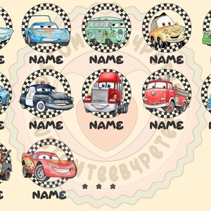 Puede incluir: Ilustraciones de coches de dibujos animados, cada una dentro de un c&iacute;rculo a cuadros, con varios dise&ntilde;os de veh&iacute;culos como un coche de polic&iacute;a, un cami&oacute;n de bomberos y un coche de carreras. Cada dise&ntilde;o incluye la palabra "NAME" debajo.