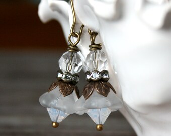Boucles d’oreilles de chute de neige, boucles d’oreilles en verre givré, boucles d’oreilles de pendaison de fleur blanche, mariage d’hiver