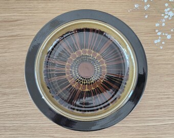 Arabia Kosmos 25cm plate • Gunvor Olin‑Grönqvist • Finland vintage