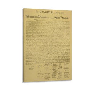Könnte beinhalten: Ein rechteckiger Wandkunstdruck, der die Unabhängigkeitserklärung auf gealtertem, beigefarbenem Pergamentpapier zeigt. Das Dokument enthält schwarzen kalligrafischen Text, einschließlich des Titels In Congress, July 4, 1776, und zahlreicher Unterschriften.