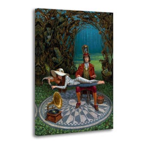 Puede incluir: Impresión artística surrealista que representa a un hombre con abrigo rojo y sombrero de copa, una mujer tocando el violín y un gramófono antiguo. La obra presenta un suelo de mosaico, un fondo de bosque y figuras ocultas.
