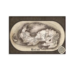 Pode incluir: Um mapa detalhado do mundo de Roshar, apresentando massas terrestres, oceanos e características geográficas. O mapa é emoldurado com uma borda decorativa e inclui o texto "Roshar" na parte inferior. A paleta de cores é principalmente neutra.