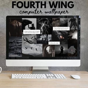 Op de afbeelding: Een computermonitor met een zwart-witte collage met afbeeldingen van draken, landschappen en figuren. De tekst "FOURTH WING computer wallpaper" is zichtbaar. De monitor staat op een houten bureau met een toetsenbord en muis.