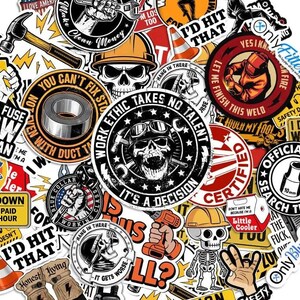 以下が含まれることがあります： さまざまなデザインとテキストが施された、カラフルなステッカーのコレクション。ステッカーには、ツール、スカル、「Work Ethic Takes No Talent」や「I'd Hit That」などのフレーズが描かれています。全体的なテーマは、建設と貿易に関連しています。