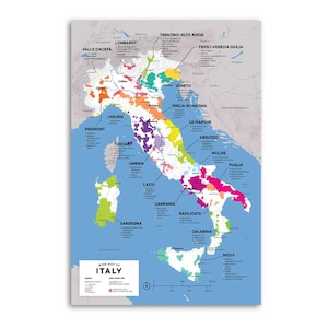 Puede incluir: Un mapa detallado de vinos de Italia con regiones coloridas que representan diferentes variedades de vino. El mapa incluye etiquetas para las provincias italianas, ciudades principales y una leyenda titulada Wine Map of Italy con escala.