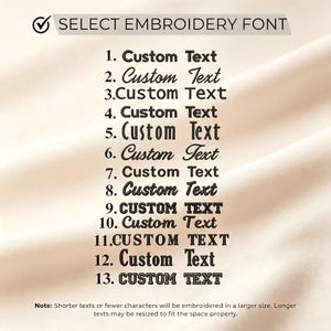 K&ouml;nnte beinhalten: Eine Liste mit dreizehn nummerierten Stickschriftarten unter der &Uuml;berschrift SELECT EMBROIDERY FONT, wobei jedes Beispiel die W&ouml;rter Custom Text in einer anderen Schriftart zeigt. Ein Hinweis unten erkl&auml;rt die Gr&ouml;&szlig;enanpassung bei Textl&auml;ngen.