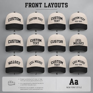 K&ouml;nnte beinhalten: Ein Raster aus zw&ouml;lf zweifarbigen Baseballkappen mit cremefarbenen Kronen und schwarzen Schirmen, die jeweils verschiedene schwarze Textlayouts von A bis L zeigen. Der Text umfasst Variationen von 'CUSTOM' und 'CUSTOM TEXT' in verschiedenen Stilen.