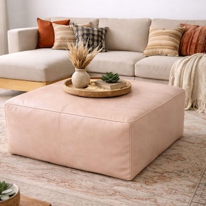 Table basse ottomane en cuir beige, pouf marocain et repose-pieds, coussin de sol carré
