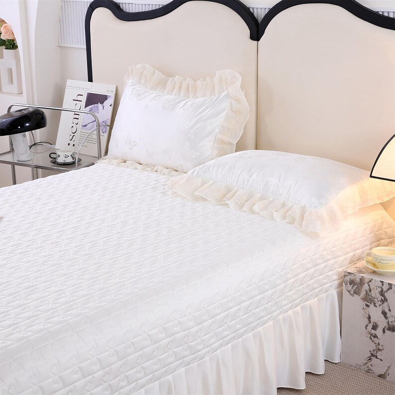 K&ouml;nnte beinhalten: Handgefertigtes Holzschild mit dem Wort "Welcome" in verspielter Schrift. Das Schild hat einen wei&szlig;en, abgenutzten Hintergrund und einen dunkelbraunen Rahmen. Die Abmessungen betragen ca. 30 cm Breite und 15 cm H&ouml;he.