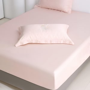 Puede incluir: Una taza de cer&aacute;mica blanca con un asa negra y el texto "But First, Coffee" en negro, en negrita. La taza est&aacute; sobre una superficie de madera.