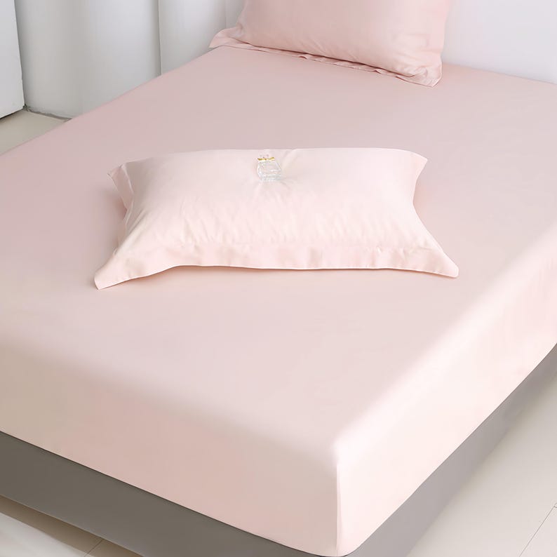 Puede incluir: Una taza de cer&aacute;mica blanca con un asa negra y el texto "But First, Coffee" en negro, en negrita. La taza est&aacute; sobre una superficie de madera.