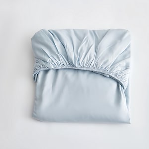 Puede incluir: Un juego de tres tazas de cer&aacute;mica con un acabado mate moteado. Las tazas son de color crema, gris claro y gris oscuro. Cada taza tiene un dise&ntilde;o simple y minimalista, ideal para caf&eacute; o t&eacute;.