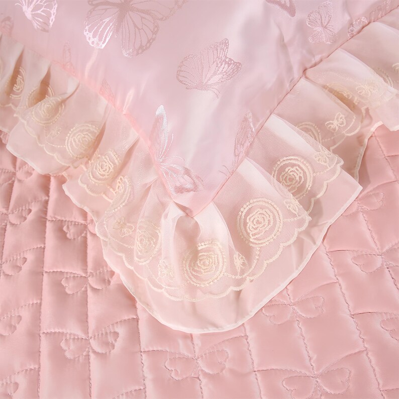 K&ouml;nnte beinhalten: Eine wei&szlig;e Keramiktasse mit schwarzem Henkel und dem Text "But First, Coffee" in fetter, schwarzer Schrift. Die Tasse steht vor einem verschwommenen Hintergrund. Die Tasse ist etwa 10 cm hoch.