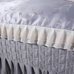 K&ouml;nnte beinhalten: Ein Set aus drei Keramikbechern mit gesprenkelter, matter Oberfl&auml;che. Die Becher sind in Creme-, Hellgrau- und Dunkelgraut&ouml;nen gehalten. Jeder Becher hat ein schlichtes, minimalistisches Design und einen abgerundeten Griff.